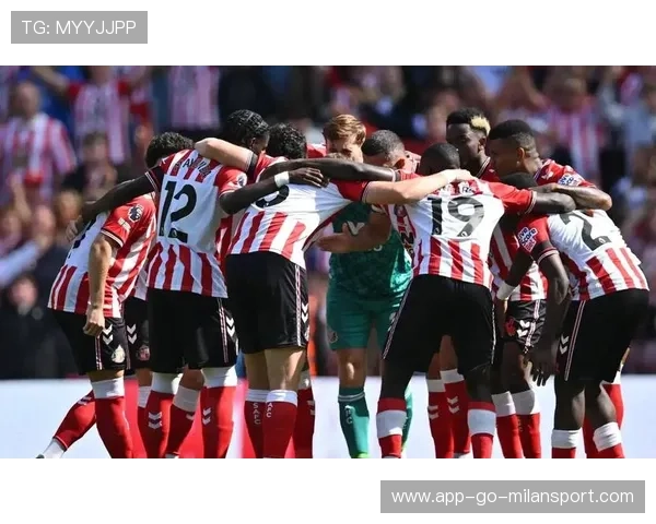 曼城10人仍逆转拿坡里，蓝月亮延续霸主气势，曼城别称是不是蓝月亮