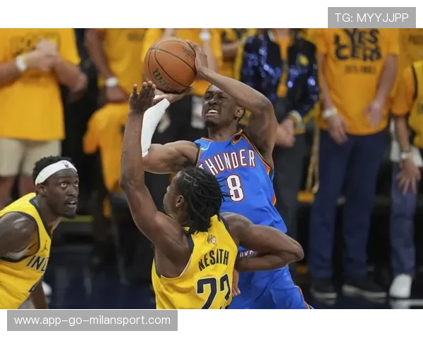 霍姆格伦护框站稳，雷霆禁区压迫感强，霍姆格林